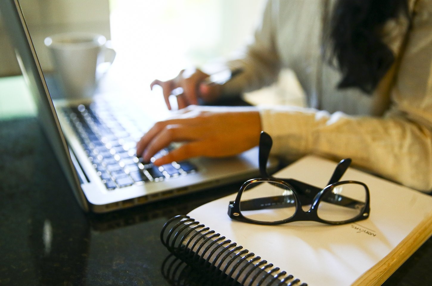 Violência online silencia mulheres na vida pública, alerta relatório da ONU Mulheres