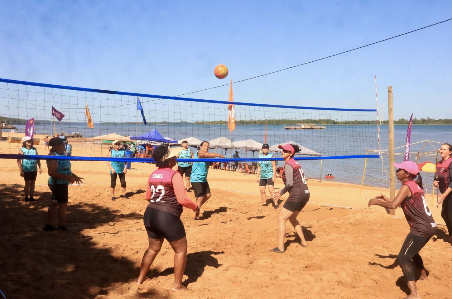 Vôlei adaptado reúne 140 idosos em arena do Verão Maior no Noroeste