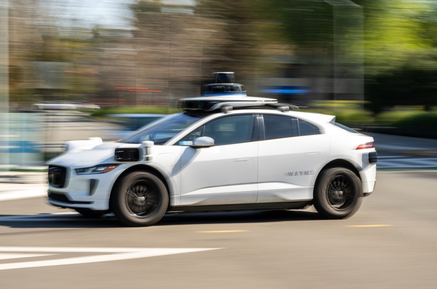 Waymo acelera expansão global com US$ 16 bi, mas desafios persistem