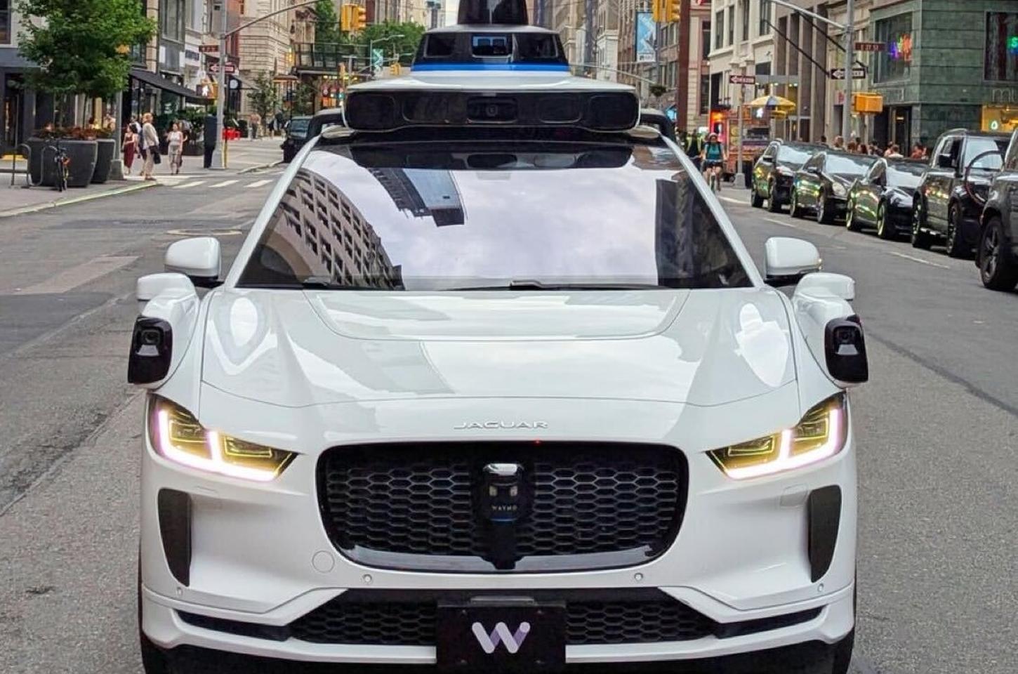 Waymo atualiza software após robôs-táxi travarem em apagão de San Francisco