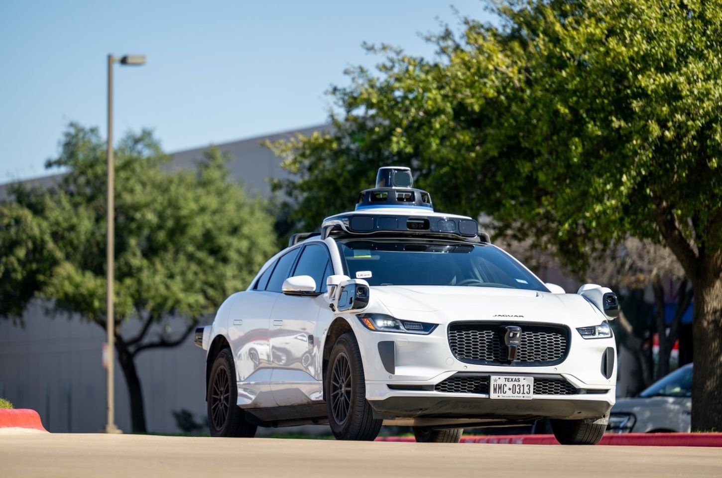 Waymo paga entregadores para fechar portas de carros autônomos travados