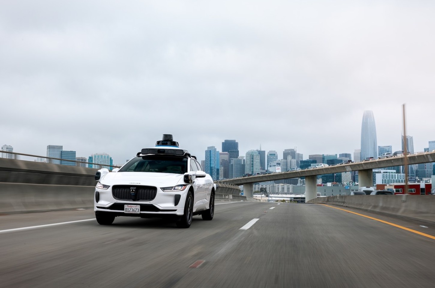 Waymo revela operação global de assistência remota para robô-táxis