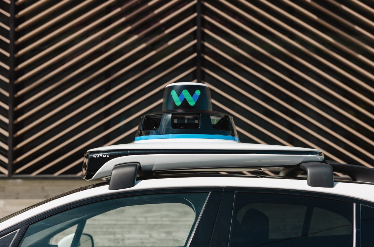Waymo testa IA Gemini como assistente em seus táxis autônomos