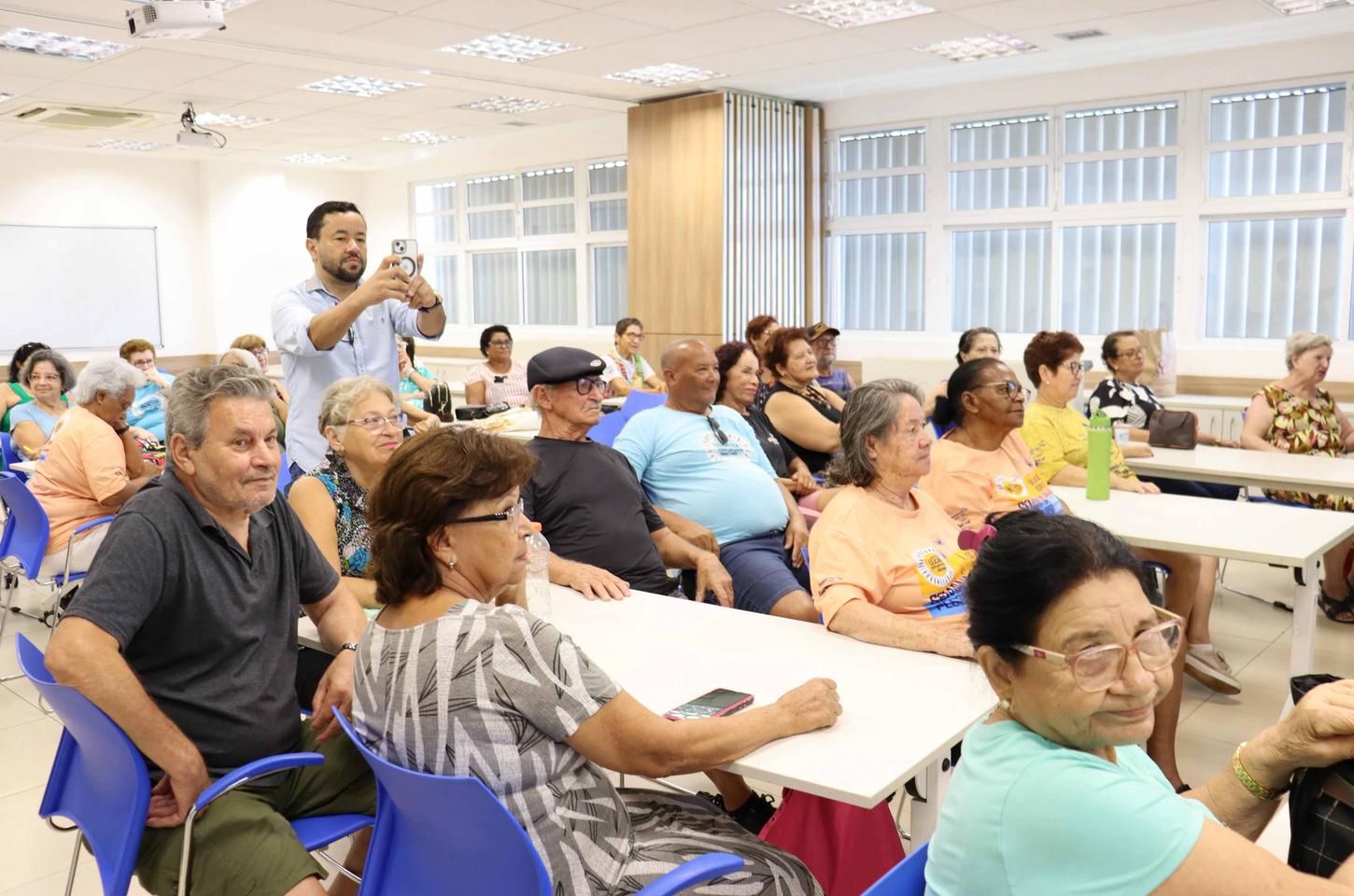 Workshop leva inteligência artificial a idosos em Londrina