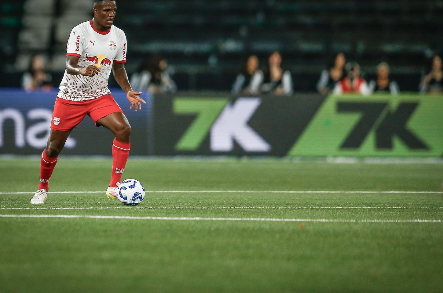 Zagueiro do Bragantino pede desculpas após críticas machistas à árbitra